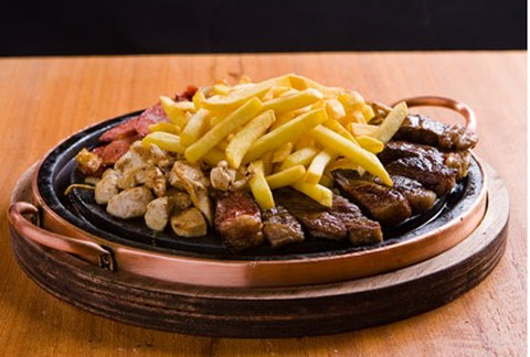 Dupla carioca abre rede especializada em picanha na pedra