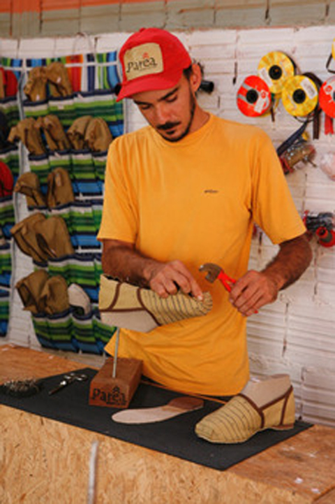 Artes�o inova ao produzir cal�ados de lona personalizados