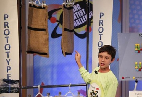 Menino de 11 anos ganha US$ 25 mil com inven��o contra enchentes