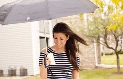 Guarda-chuva tem al�a que facilita ao usu�rio teclar no smartphone