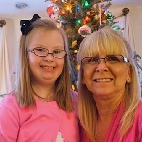 Av� cria grife de roupas especiais para neta com S�ndrome de Down