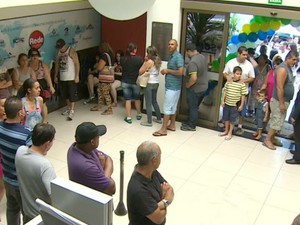 Campanha para renegociar dvidas atrai milhares em So Jos, SP